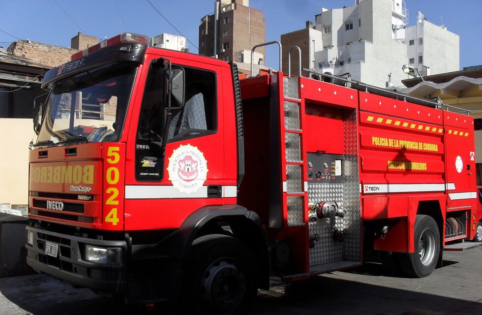 Se incendió un departamento en Córdoba y Bomberos debieron evacuar a una mujer