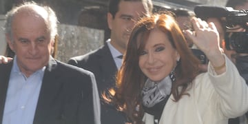 Cristina Fernández de Kirchner junto a Oscar Parrilli. (Foto: Clarín / Archivo)