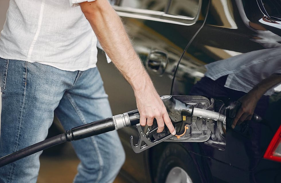 A partir de este sábado, rige un aumento del 4% en naftas y gasoil