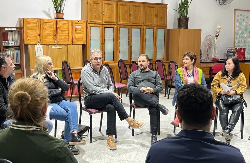 Luis Castellano dialogó con autoridades de Educación y de la Escuela Pablo Pizzurno