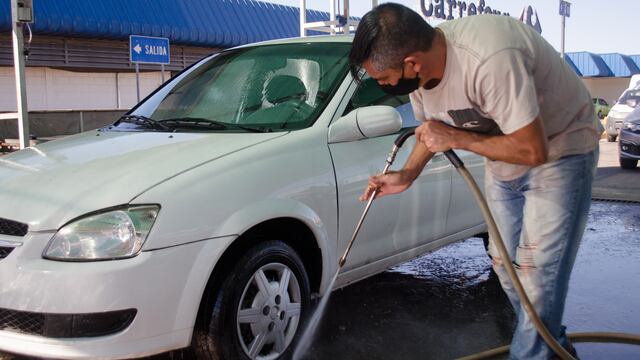 Lavando, limpiando, secando, repasando, observando. Todos los días, trabajando.