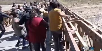 Salteños agarraron a piñas a bolivianos que cruzaban a votar.