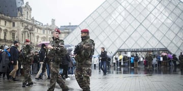 Evacuaron el museo del Louvre