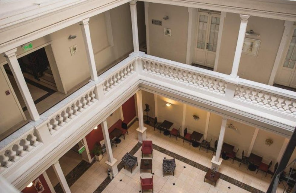El “hotel de los famosos” de Córdoba que alojó a Gardel y fue el primero en tener ascensor