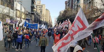 Organizaciones sociales, polo obrero, mts, barrios de pie marchan por el centro de la ciudad de Córdoba. (Ramiro Pereyra / La Voz)