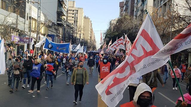 Organizaciones sociales, polo obrero, mts, barrios de pie marchan por el centro de la ciudad de Córdoba. (Ramiro Pereyra / La Voz)