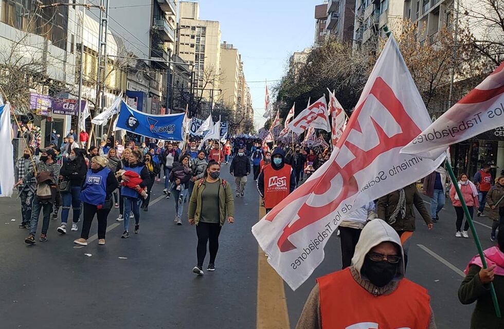 Piqueteros se movilizan en Córdoba y el tránsito en la zona céntrica es imposible