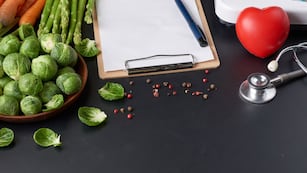 La alimentación es clave para reducir la presión arterial alta.