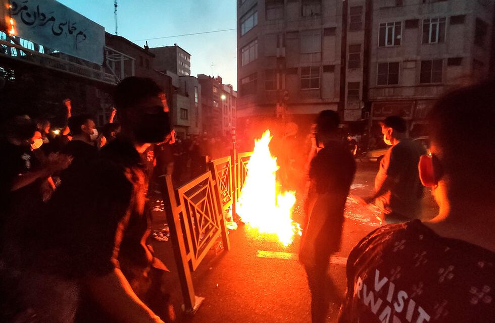 En medio de las protestas, Irán condenó a muerte a dos adolescentes