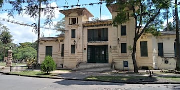 El establecimiento fue construido por Francesco Gianotti en honor al Centenario de la Batalla de Salta.