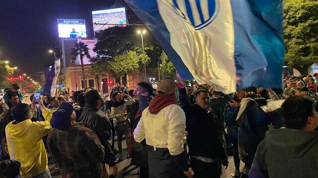 Los fanáticos se convocaron frente al Patio Olmos para celebrar el pase a cuartos.