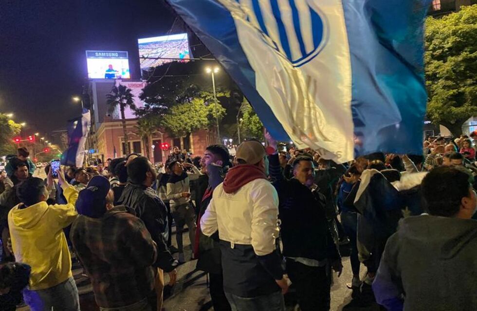 Coparon el centro de Córdoba: el festejo de los hinchas de Talleres por el pase a cuartos