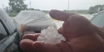 Caída de granizo en Mendiolaza. (José Hernández / La Voz)