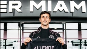 Tadeo Allende, nacido en Mina Clavero, exjugador de Instituto y Godoy Cruz posó con su la camiseta de su nuevo club: el Inter de Miami en donde jugará con Lionel Messi