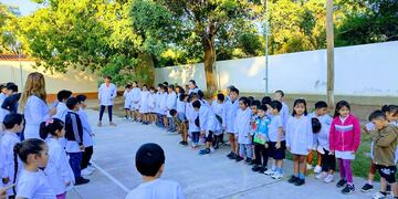 Con medias dispares, la comunidad escolar muestra su apoyo al Día Internacional del Síndrome de Down.