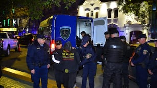 Los ecuatorianos encontrados en la caja de un camión, llegan a la sede de la Policía Federal en Córdoba.