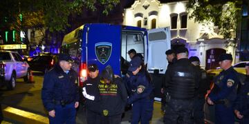 Los ecuatorianos encontrados en la caja de un camión, llegan a la sede de la Policía Federal en Córdoba.