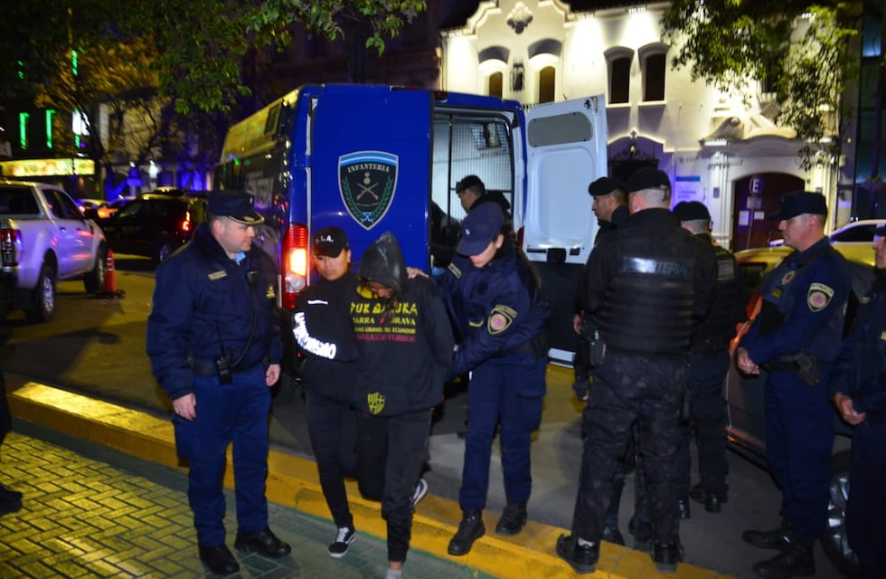 Detuvieron en Córdoba a siete ecuatorianos y un brasilero que viajaban como polizones