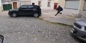 Un youtuber filmó un robo, recuperó el celular y se lo devolvió a su dueña.