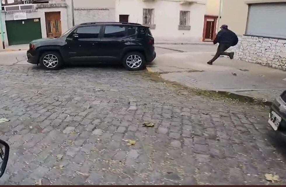 Un youtuber persiguió a un ladrón, recuperó un celular y se lo devolvió a su dueña: “Es el Batman de la moto”