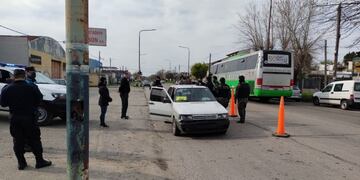 PASO 2021: detuvieron a un hombre que estaba prófugo por homicidio cuando fue a dejar boletas a un colegio de La Plata