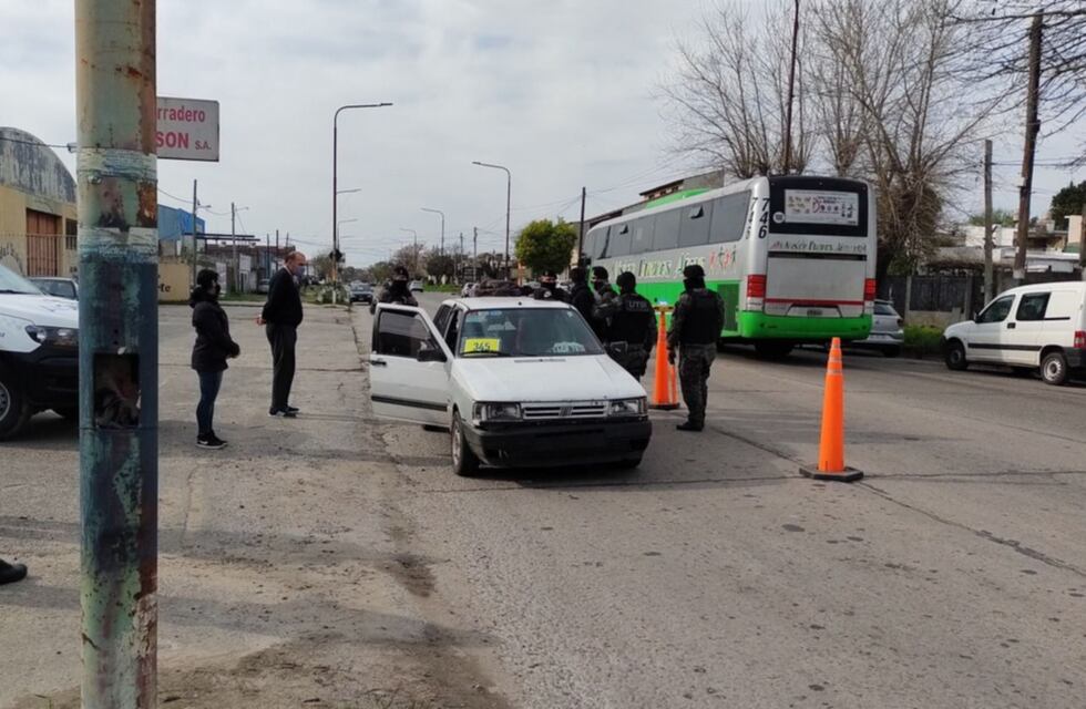 PASO 2021: detuvieron a un hombre que estaba prófugo por homicidio cuando fue a dejar boletas a un colegio de La Plata