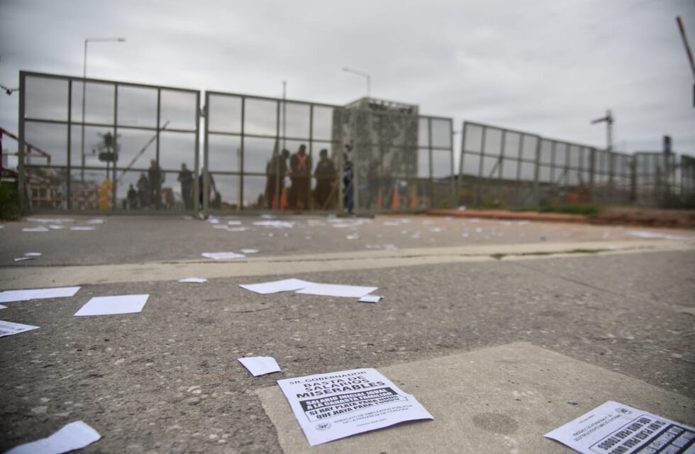 Videos: personal del SEP se enfrentó con la Policía de Córdoba a metros del Centro Cívico