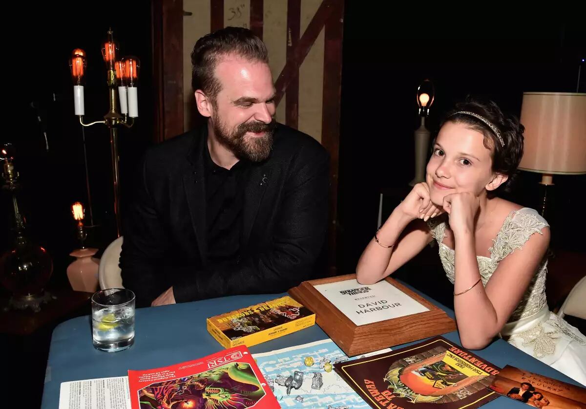Millie Bobby Brown  y David Harbour durante las grabaciones de Stranger Things.