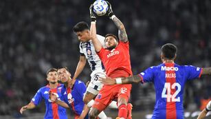 Felipe Zenobio, arquero de Tigre, hizo flash con la hinchada de Talleres (Javier Ferreyra / La Voz)
