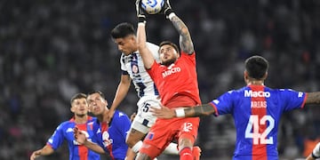 Felipe Zenobio, arquero de Tigre, hizo flash con la hinchada de Talleres (Javier Ferreyra / La Voz)