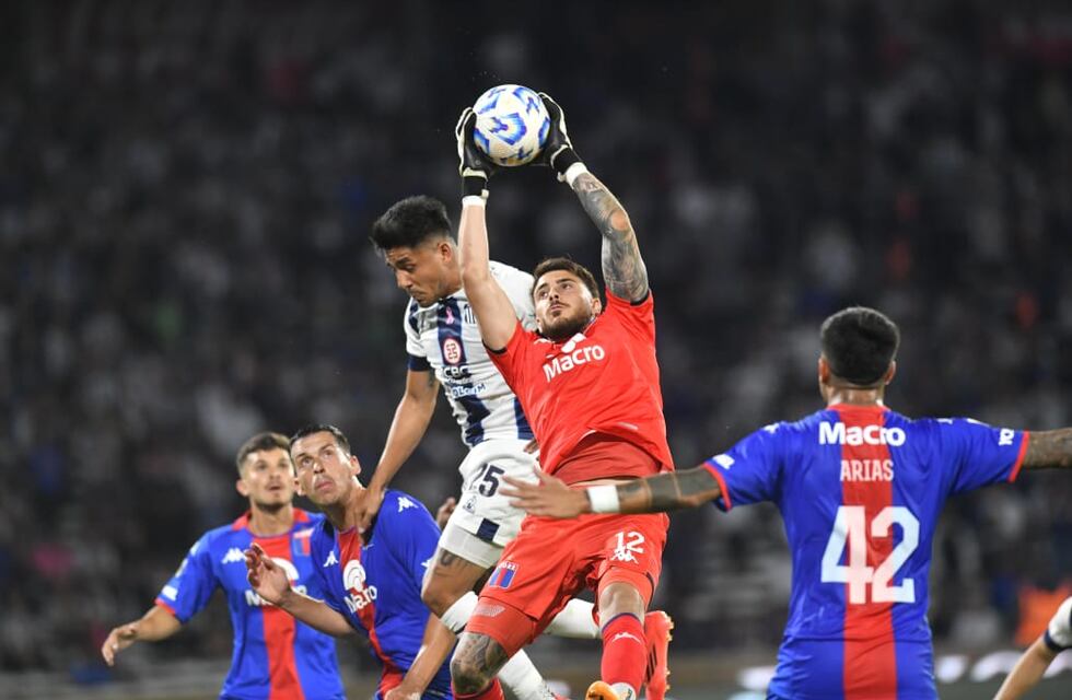 Talleres: el arquero de Tigre destacó a la hinchada en pleno partido; cánticos contra Chiqui Tapia
