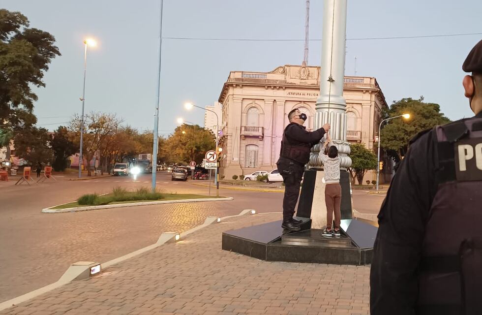 Un niño arrió la bandera junto a la Policía