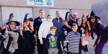 Una pareja de neuquinos se casaron disfrazados de Los Locos Addams.