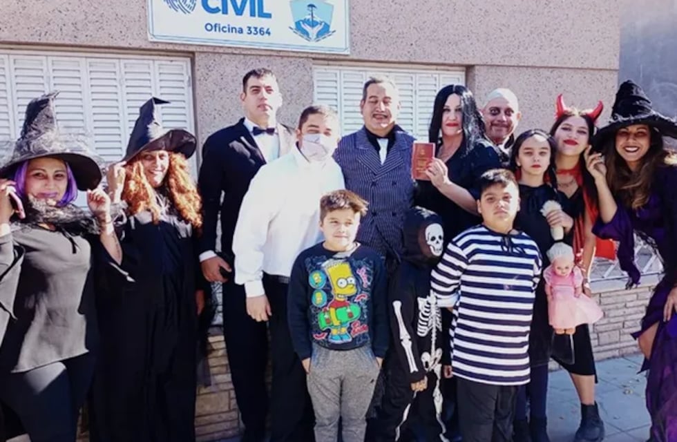 Se casaron Los Locos Addams de Neuquén: una pareja se disfrazó del elenco para su civil