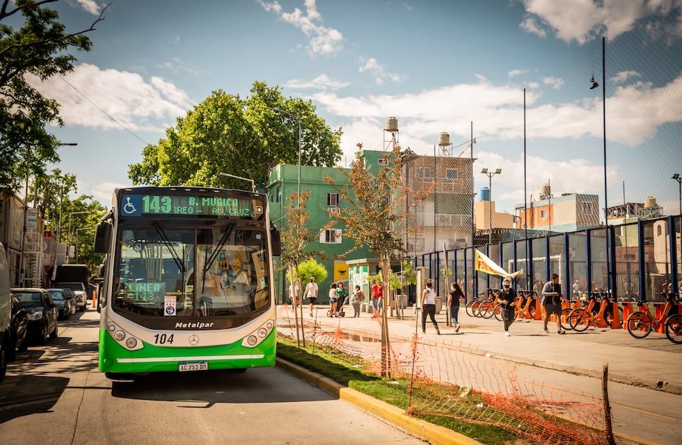 La línea 143 extendió su trayecto e incorporó al Barrio Mugica en su recorrido