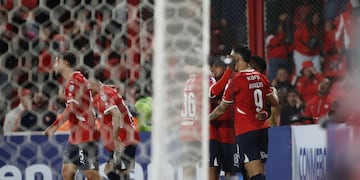Independiente y uno de sus goles ante Boston River. (Conmebol Sudamericana).
