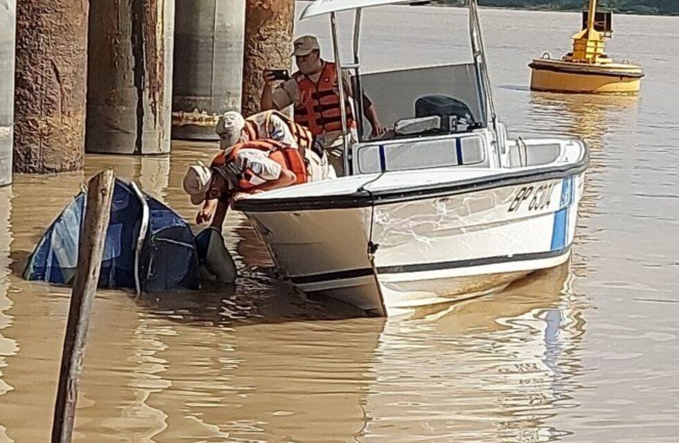 Una lancha con dos ocupantes chocó en la Toma de agua de Paraná uno logró llegar hasta la orilla