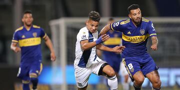 Los colombianos disputan la pelota en el Kempes en el partido entre albiazules y Xeneizes