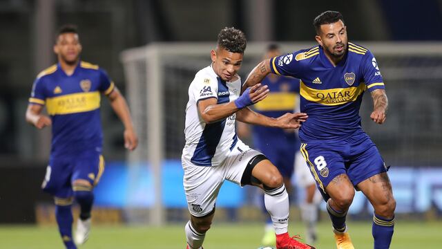 Los colombianos disputan la pelota en el Kempes en el partido entre albiazules y Xeneizes