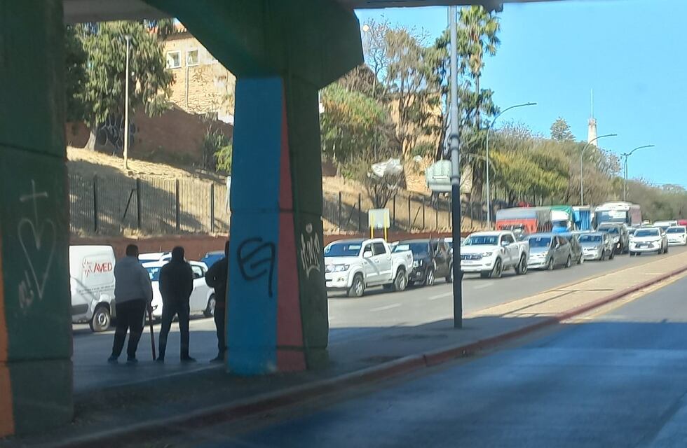 Córdoba: impresionante cola de autos y demoras en la zona céntrica de la ciudad