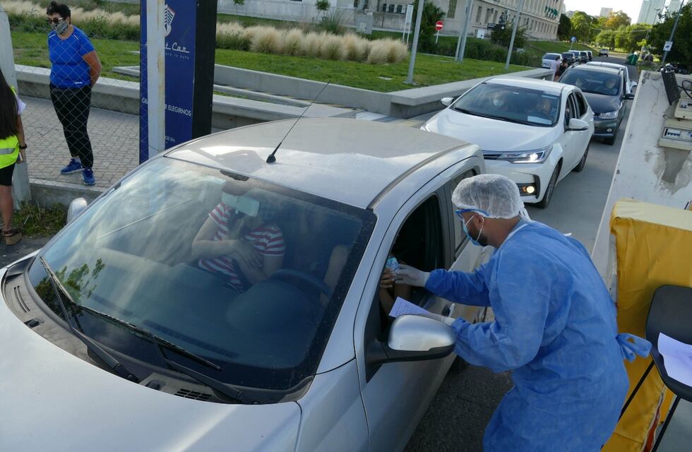 Demoras y reclamos en el primer día de test de saliva en los ingresos a la Ciudad