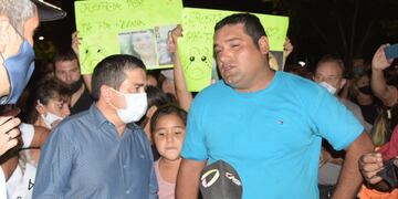 El intendente de Alvear junto a Mauricio Cirica, hijo de la víctima, durasnte la movilización pidiendo justicia.