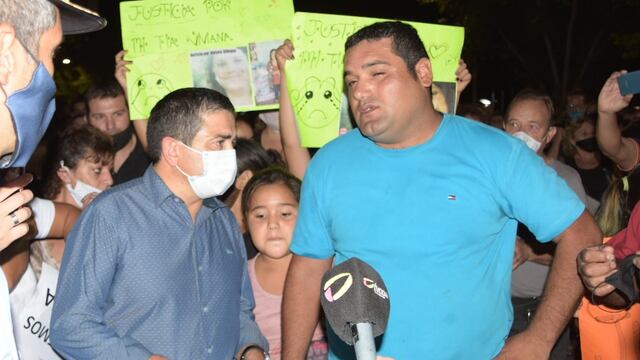 El intendente de Alvear junto a Mauricio Cirica, hijo de la víctima, durasnte la movilización pidiendo justicia.