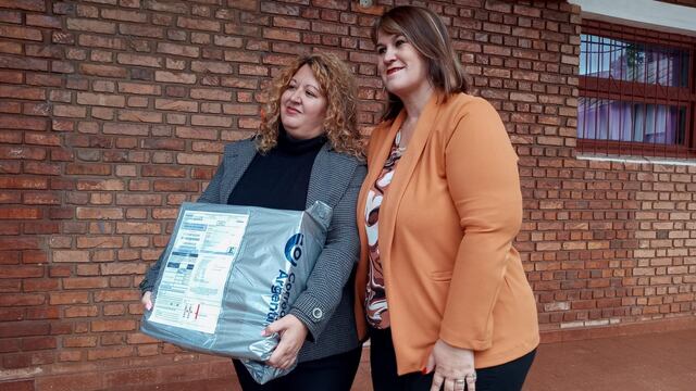 Eldorado: entregan notebooks a establecimientos educativos.