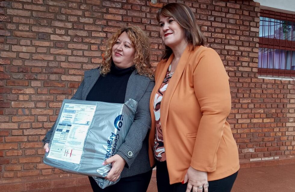 Eldorado: entregan notebooks a establecimientos educativos