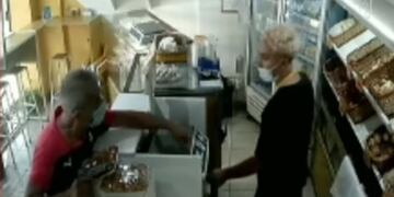 Al sujeto se le habría escapado el disparo. Salió caminando sin robar nada.