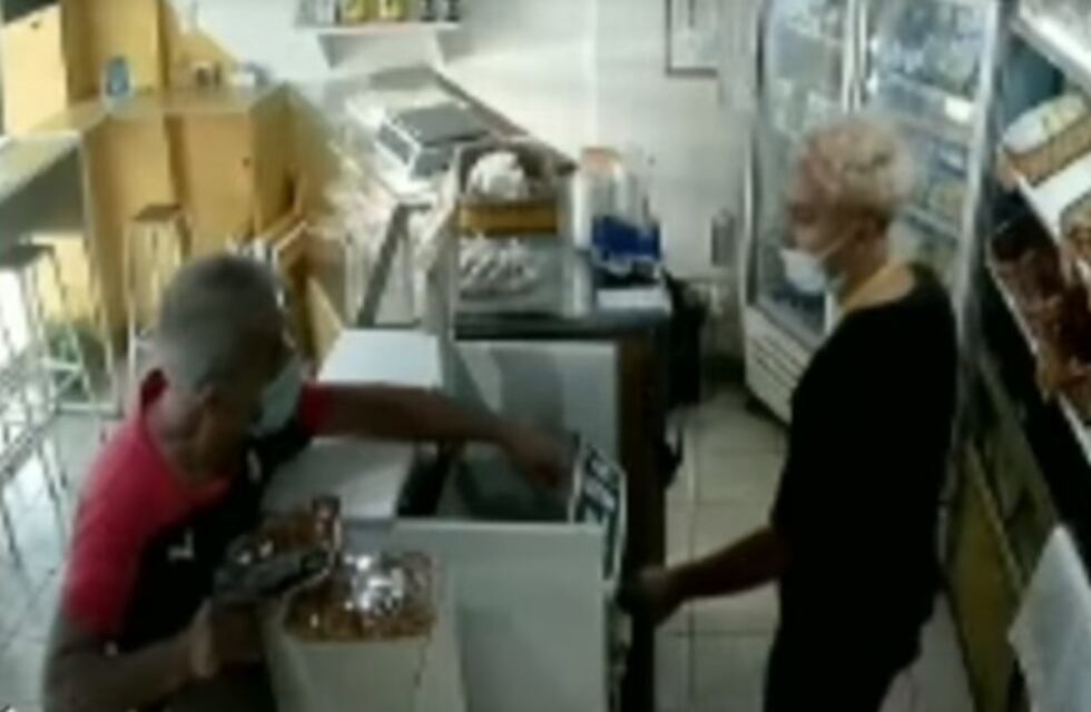 Impresionante video: a plena luz del día le disparó a un joven trabajador en Córdoba