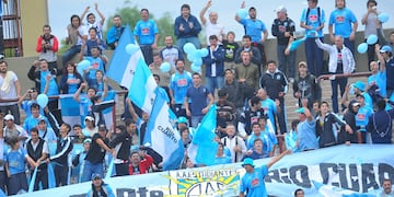En 2010 los hinchas de Estudiantes viajaron al viejo Chateau Carreras para acompañar a su equipo ante Talleres en el Federal A. Ahora conocerán el Kempes (Foto: La Voz / Archivo).