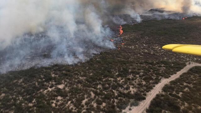 La imagen del incendio de campos que afecta casi 50 hectáreas en Zapata, tomada desde el avión hidrante que opera desde el Aeroparque La Puntilla. Gentileza El Sol