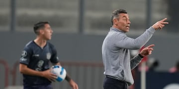 Pedro Ciaxinha, DT de Talleres en el partido ante Sporting Cristal de Perú. (AP)